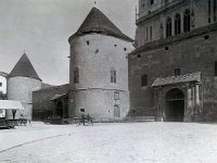 Bakačeva kula 1905. godine, podignuta na mjestu srušene crkve sv. Emerika, srušena 1906. godine  Bakačeva kula (podignuta na mjestu srušene crkve sv. Emerika), knjižnica Metropolitana i dio renesansnog obrambenog zida katedrale su srušeni 1906. godine.